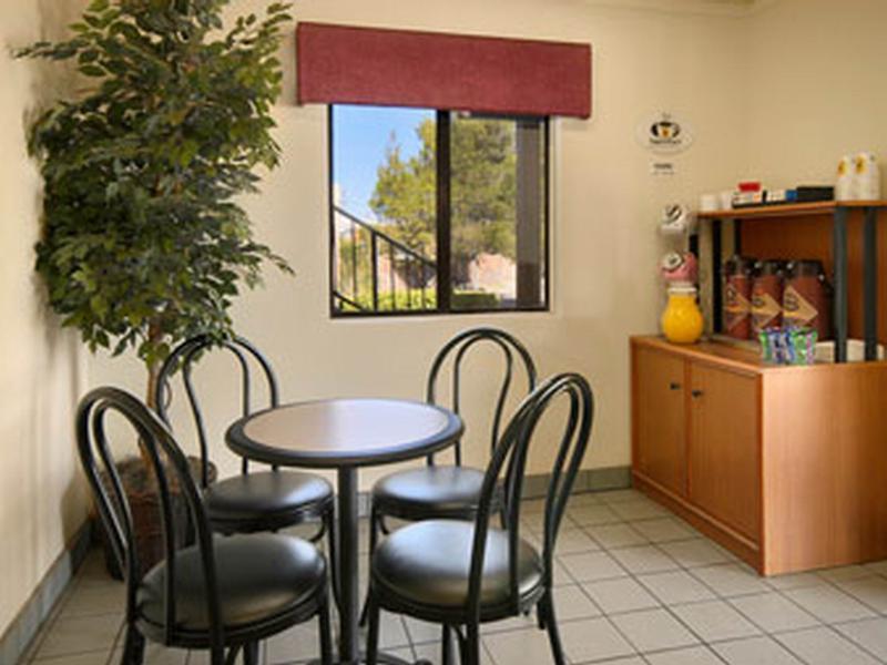 Hotel Super 8 By Wyndham Barstow Restaurant photo